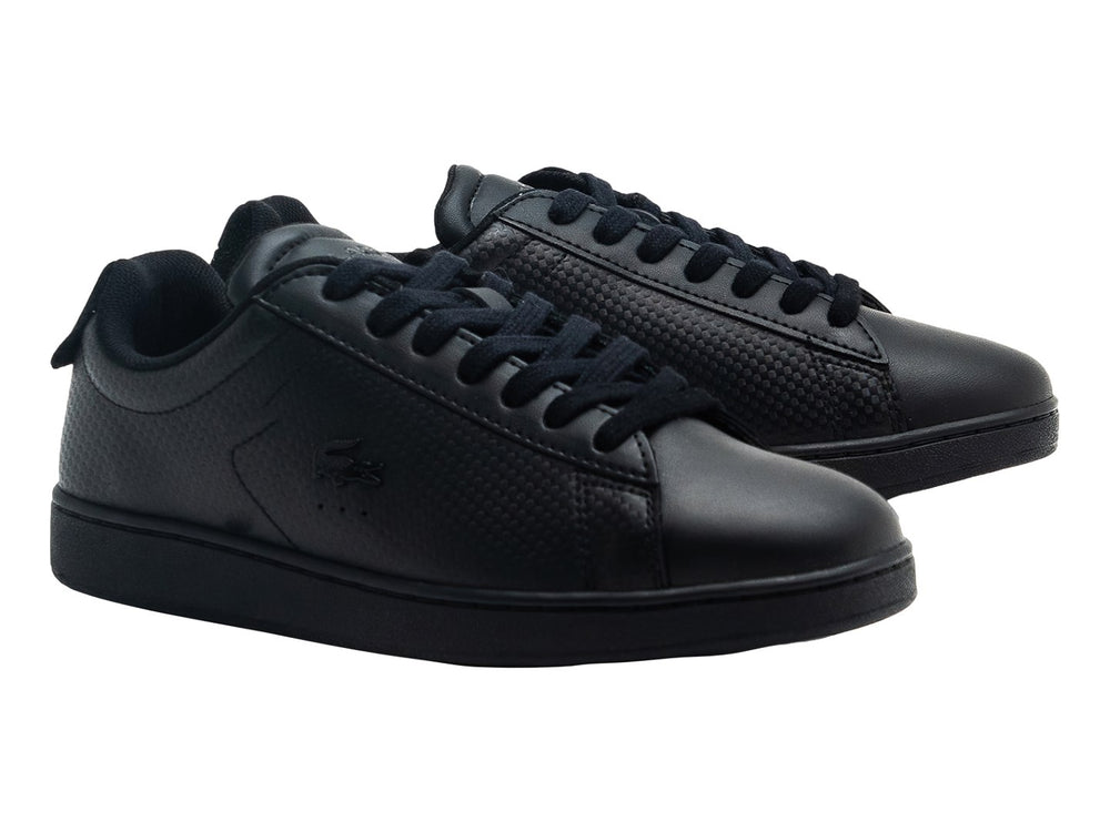 Tenis Lacoste Carnaby Evo color negro con suela negra y detalles perforados laterales.