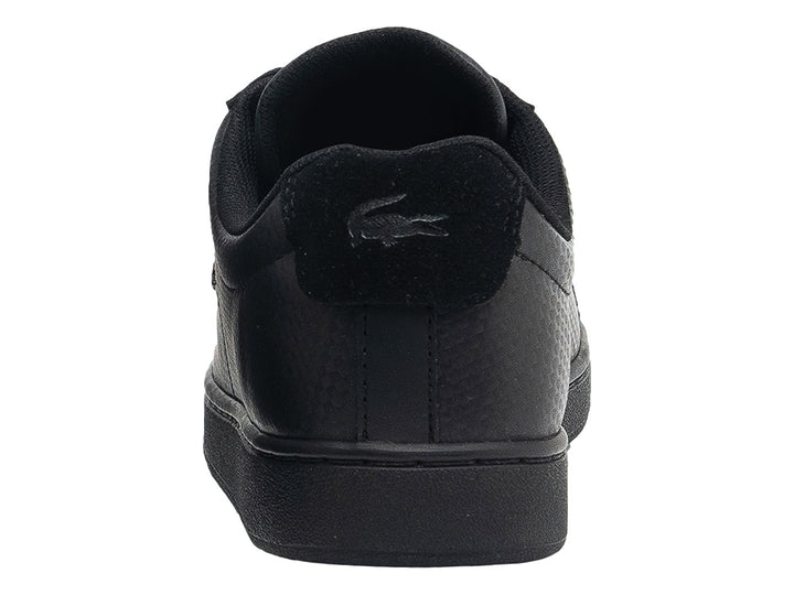 Tenis Lacoste Carnaby Evo color negro con suela negra y detalles perforados laterales.