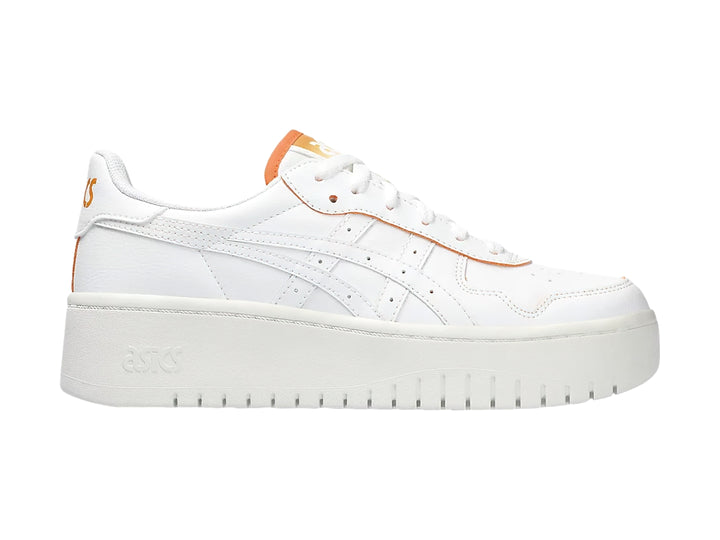 Tenis ASICS Japan S en color blanco con detalles en naranja y suela de plataforma blanca.