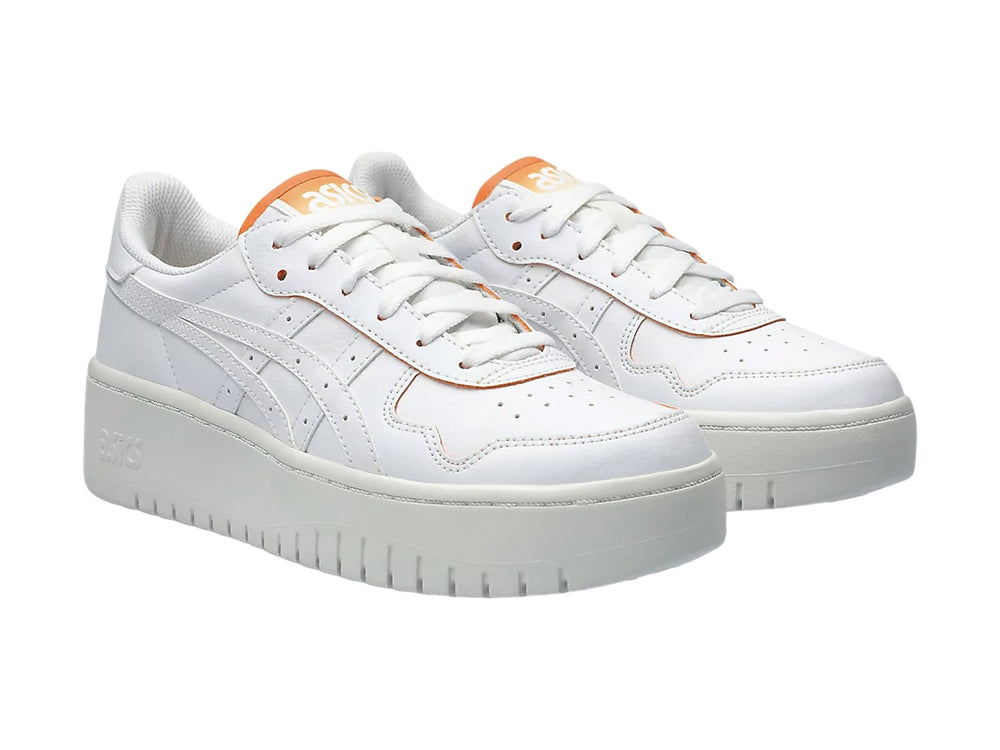 Tenis ASICS Japan S en color blanco con detalles en naranja y suela de plataforma blanca.