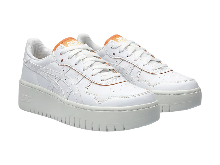 Tenis ASICS Japan S en color blanco con detalles en naranja y suela de plataforma blanca.