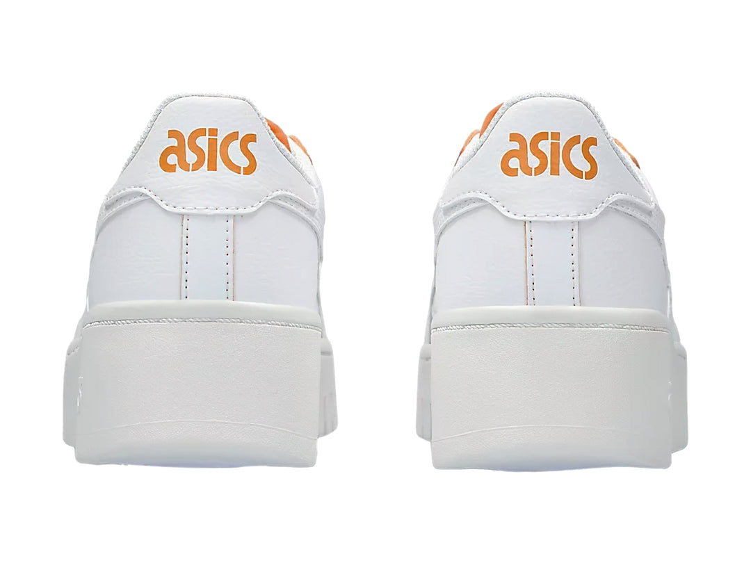 Tenis ASICS Japan S en color blanco con detalles en naranja y suela de plataforma blanca.