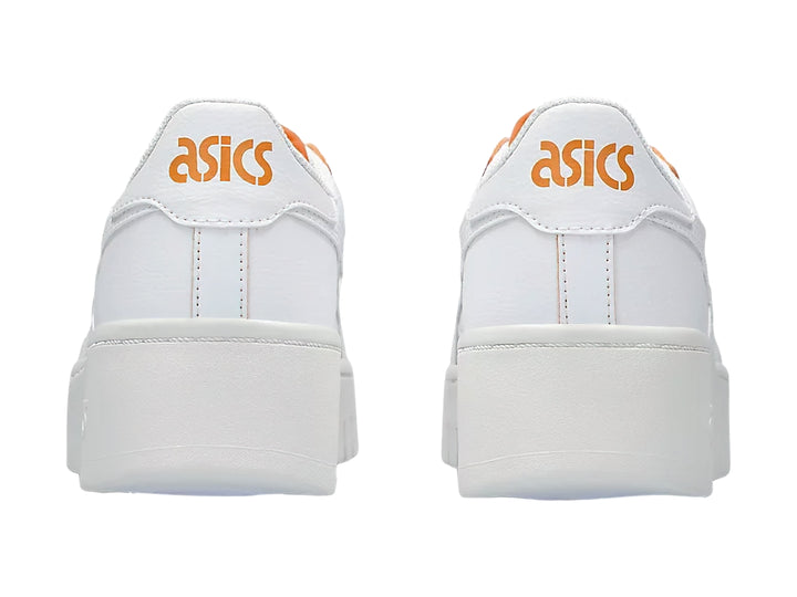 Tenis ASICS Japan S en color blanco con detalles en naranja y suela de plataforma blanca.