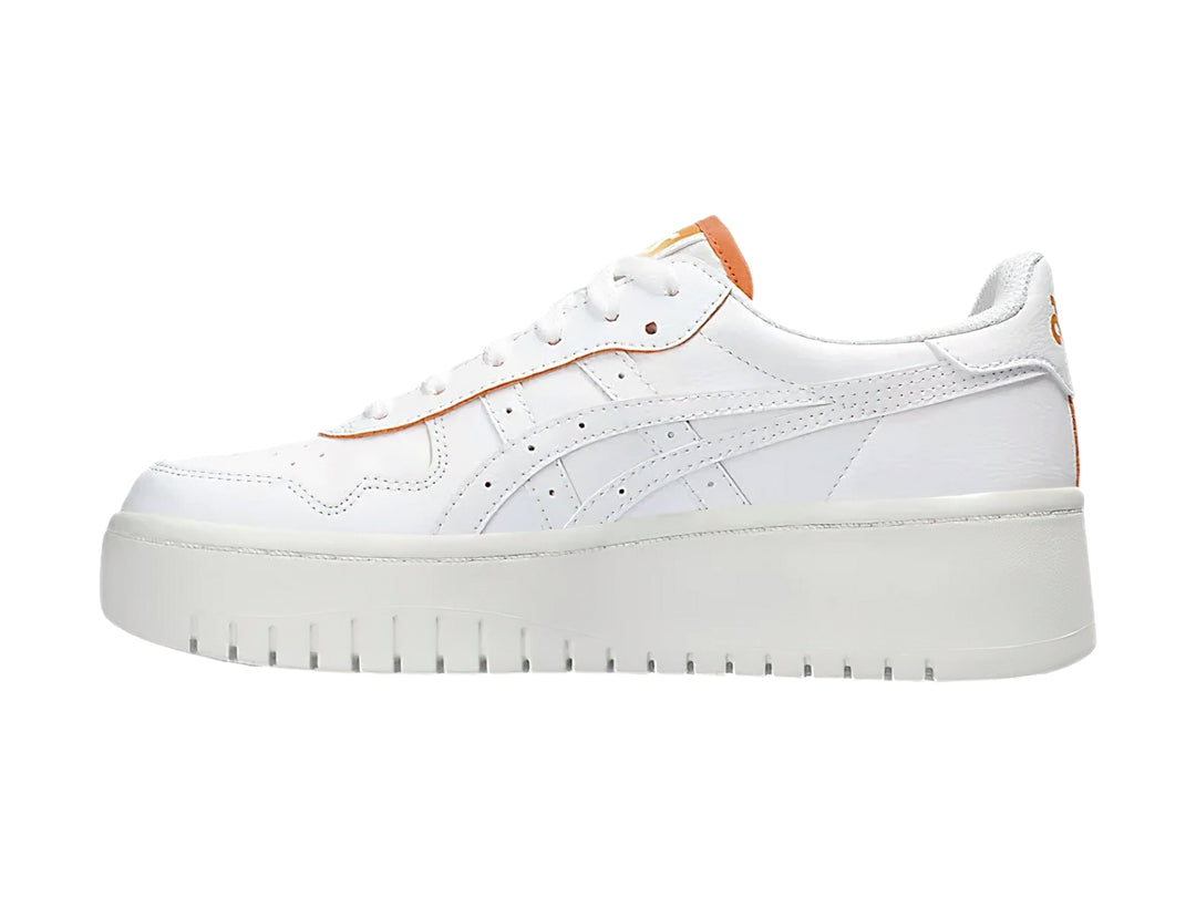 Tenis ASICS Japan S en color blanco con detalles en naranja y suela de plataforma blanca.