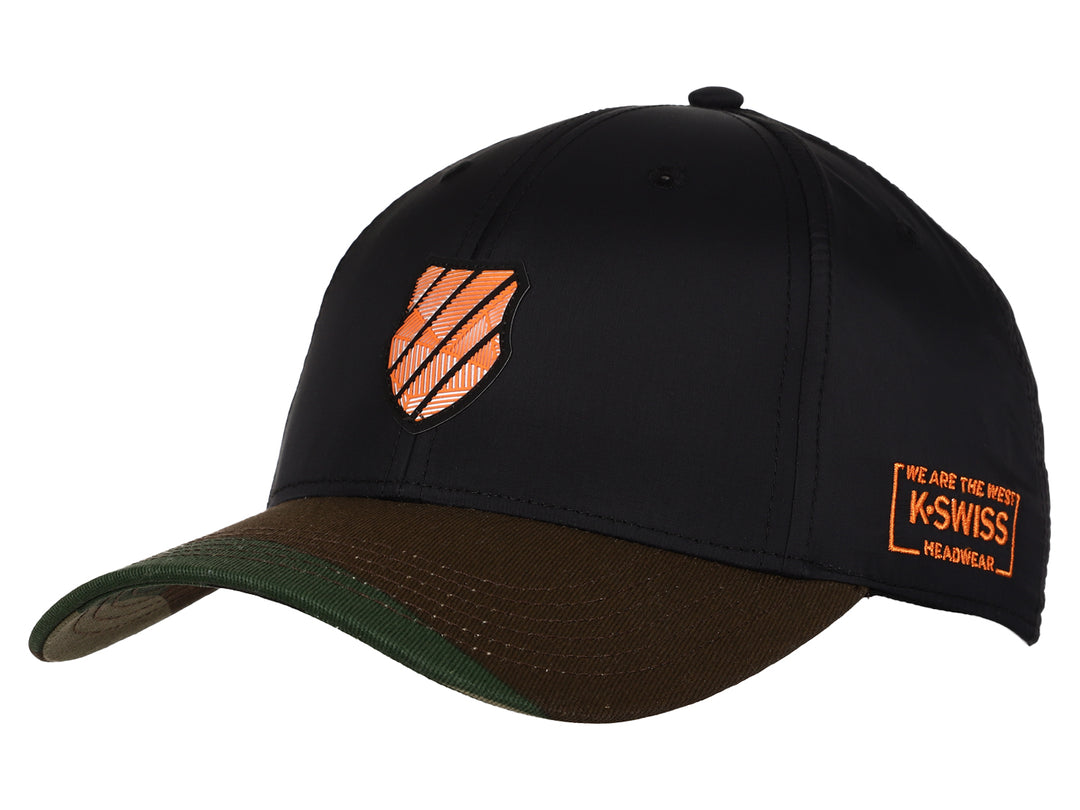 Gorra K-Swiss color negro con visera marrón y detalles bordados en naranja.