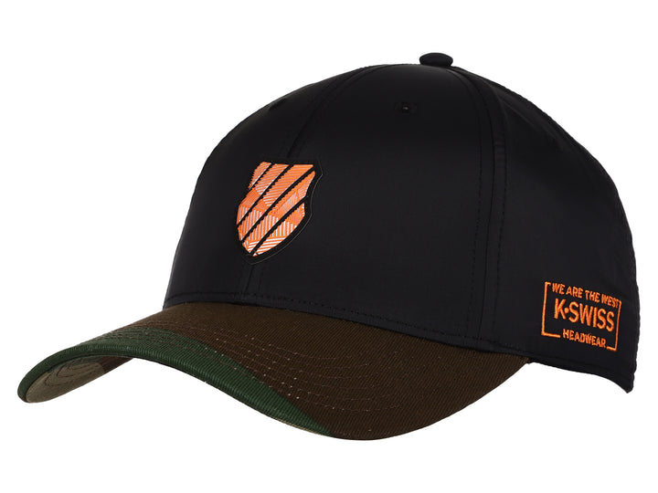 Gorra K-Swiss color negro con visera marrón y detalles bordados en naranja.