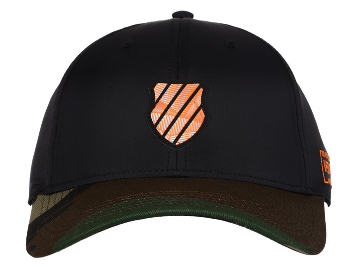 Gorra K-Swiss color negro con visera marrón y detalles bordados en naranja.