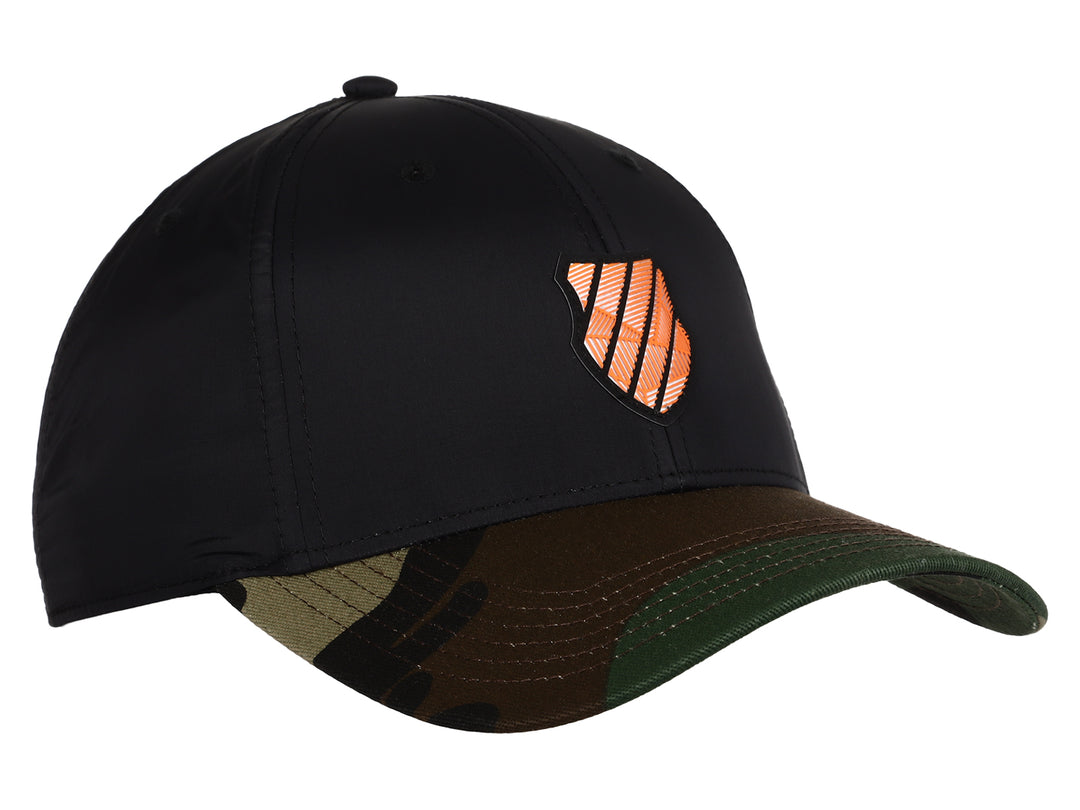 Gorra K-Swiss color negro con visera marrón y detalles bordados en naranja.