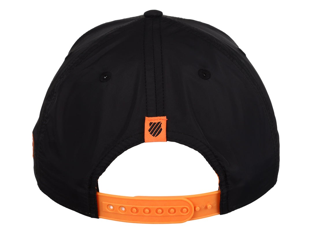 Gorra K-Swiss color negro con visera marrón y detalles bordados en naranja.