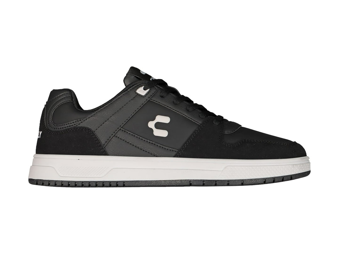 Tenis deportivos Charly color negro con suela blanca y logotipo blanco lateral.