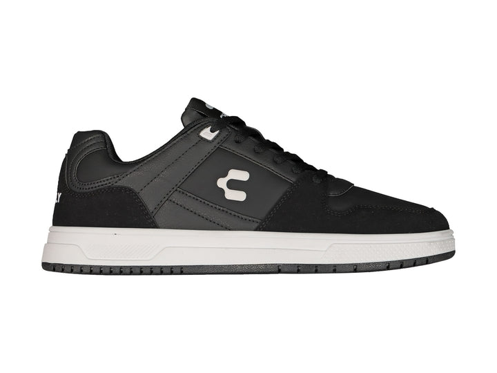 Tenis deportivos Charly color negro con suela blanca y logotipo blanco lateral.