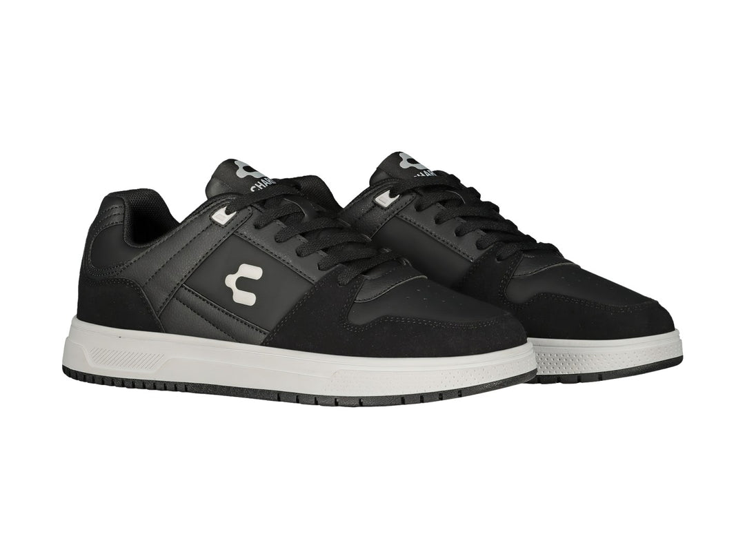 Tenis deportivos Charly color negro con suela blanca y logotipo blanco lateral.