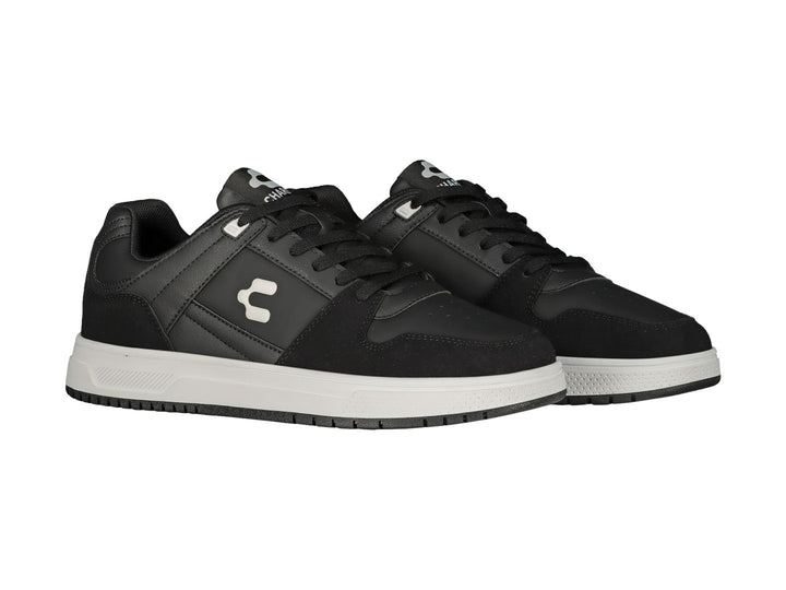 Tenis deportivos Charly color negro con suela blanca y logotipo blanco lateral.