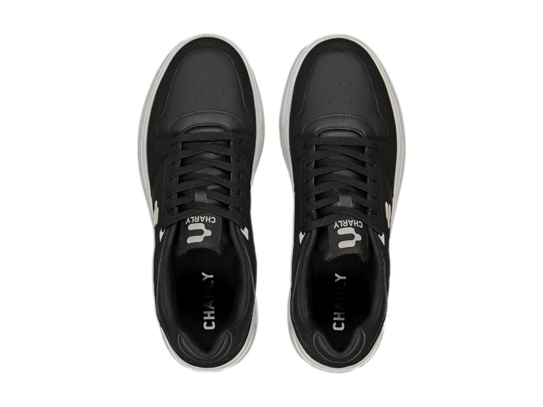 Tenis deportivos Charly color negro con suela blanca y logotipo blanco lateral.