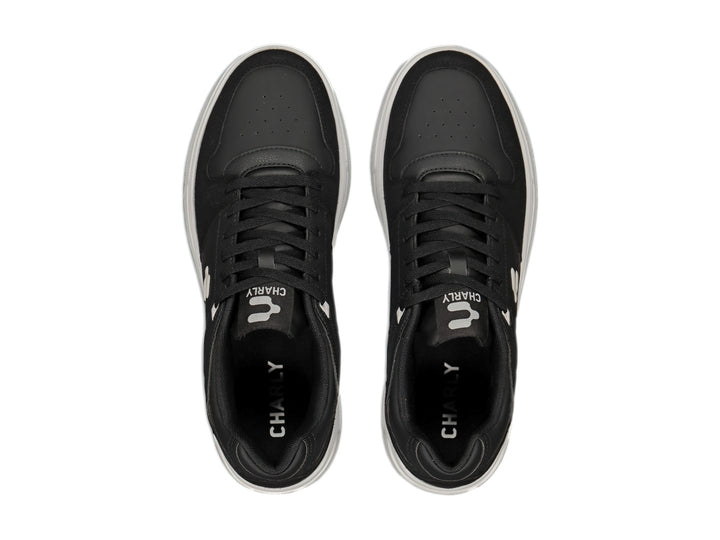 Tenis deportivos Charly color negro con suela blanca y logotipo blanco lateral.