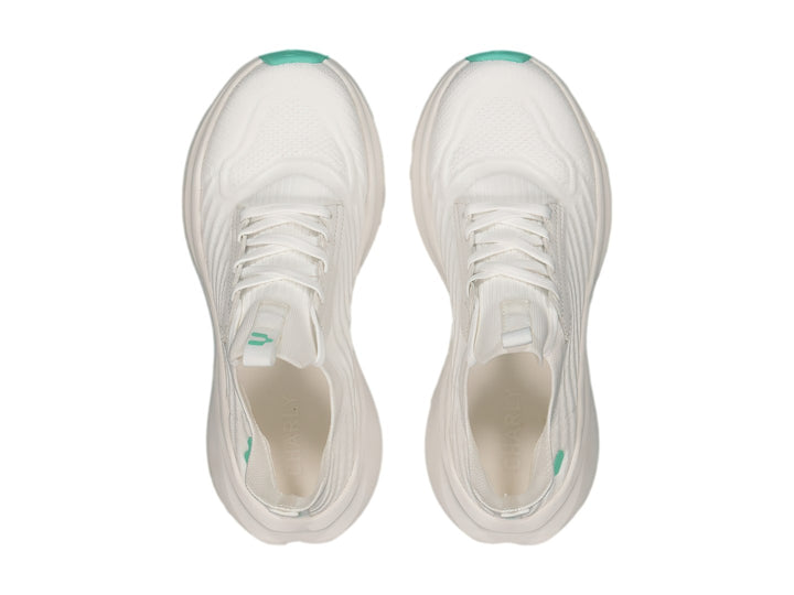 Tenis deportivos Charly color blanco con detalles en verde menta en la suela y logotipo.