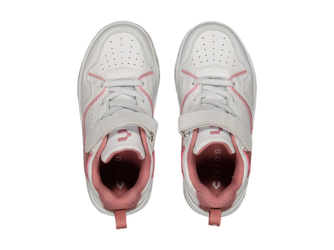 Tenis deportivos Charly para niña en color blanco con detalles en rosa y cierre de velcro.