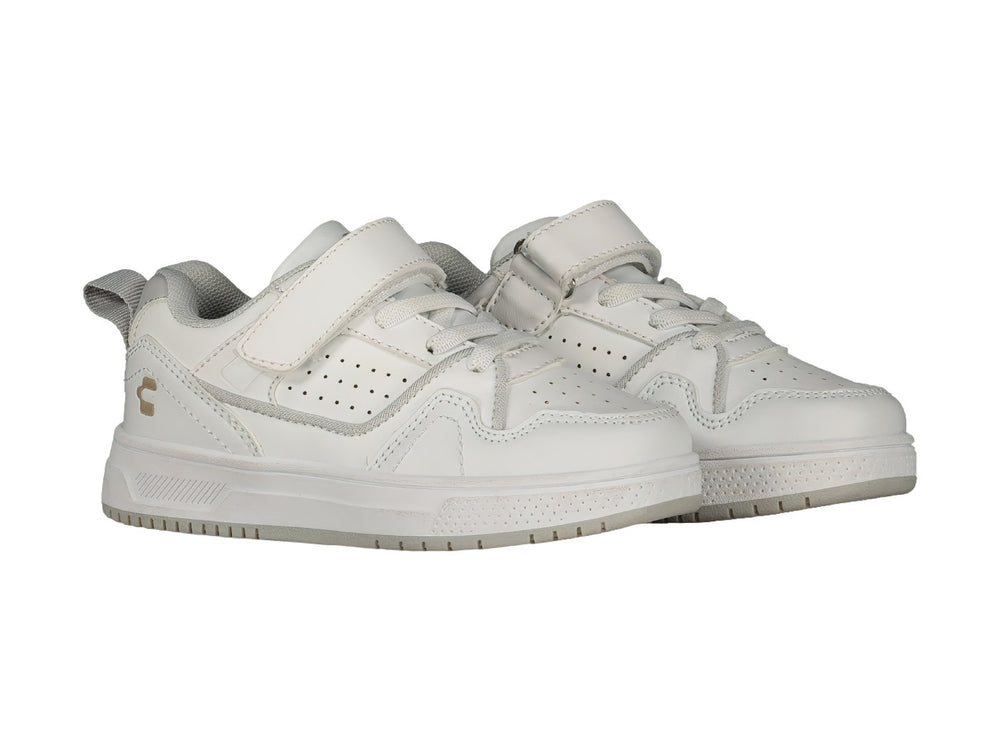 Tenis deportivos blancos con cierre de velcro y logotipo dorado en el lateral.
