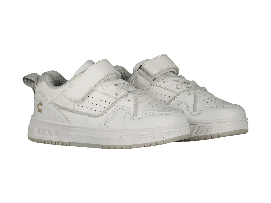 Tenis deportivos blancos con cierre de velcro y logotipo dorado en el lateral.