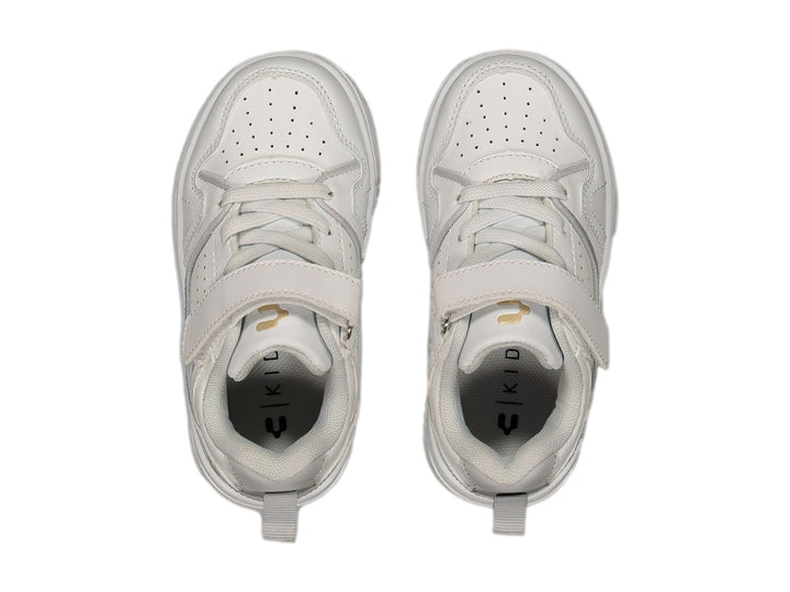 Tenis deportivos blancos con cierre de velcro y logotipo dorado en el lateral.