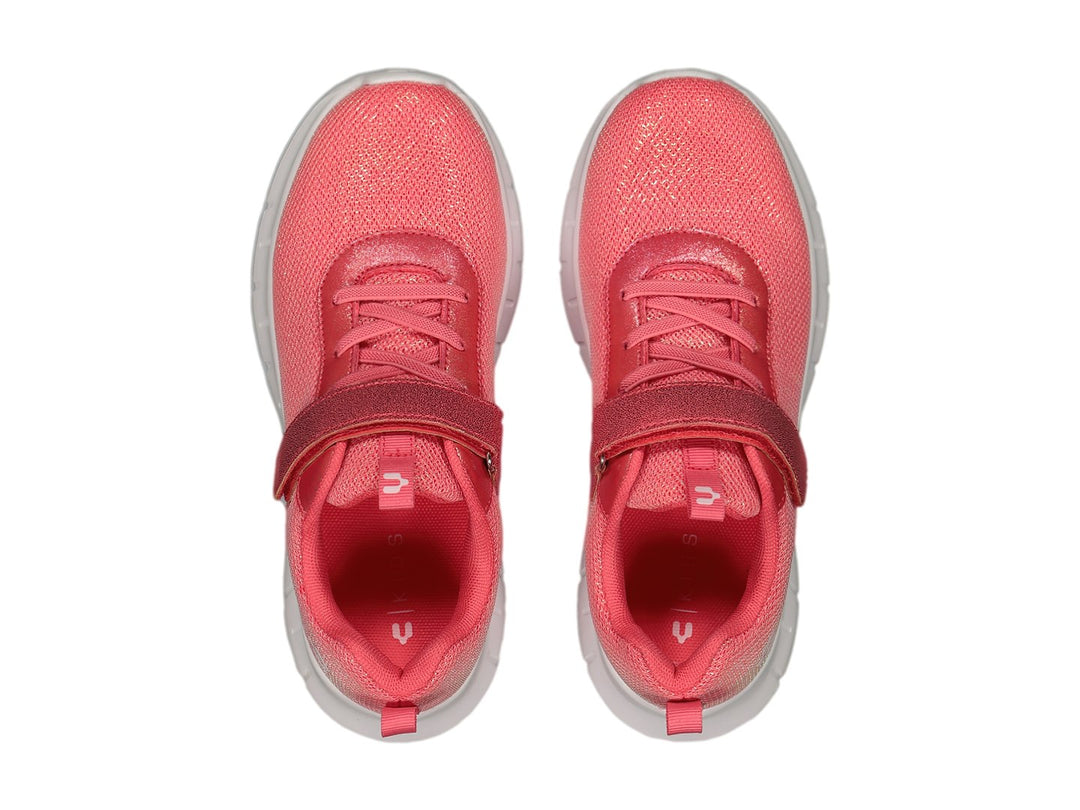 Tenis deportivos Charly color fiusha con suela blanca y cierre de correa velcro para niños.