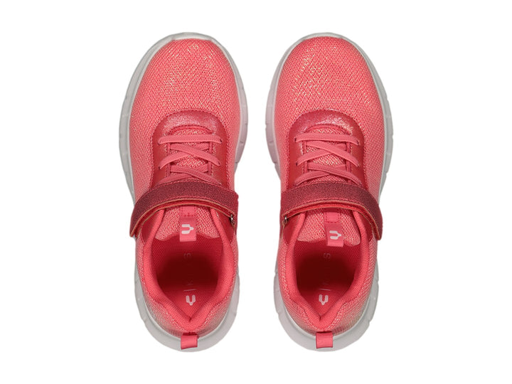 Tenis deportivos Charly color fiusha con suela blanca y cierre de correa velcro para niños.