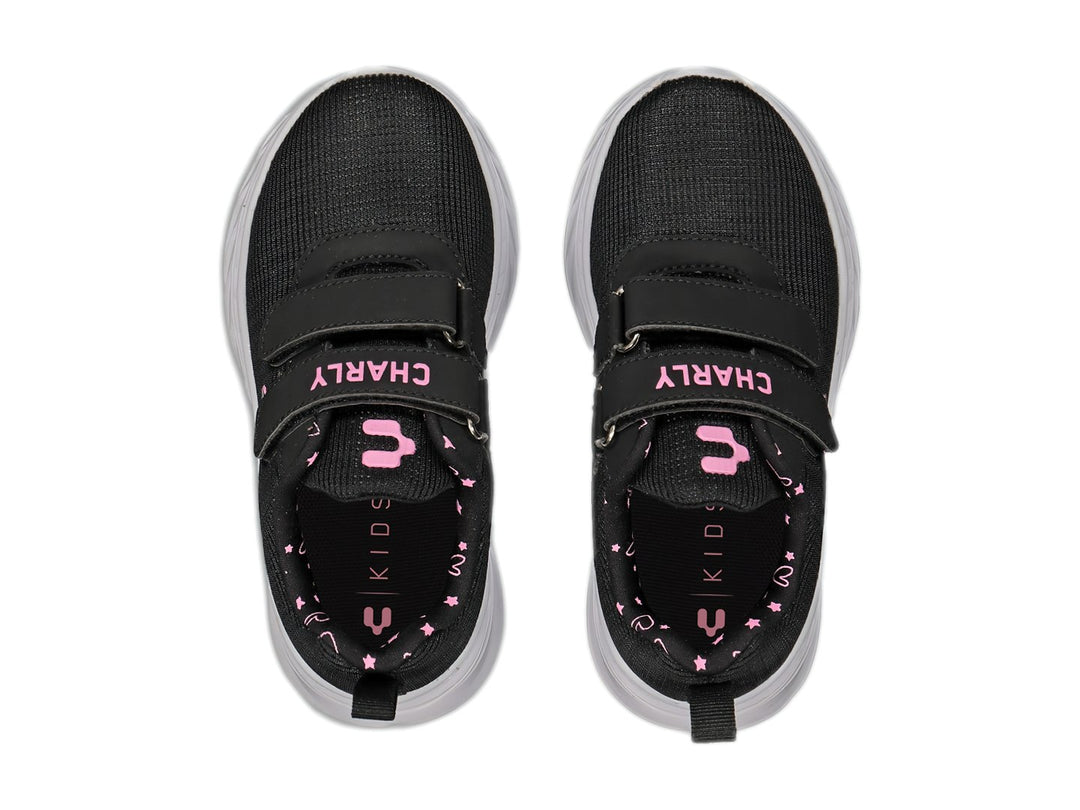 Tenis deportivos Charly color negro con suela blanca y detalles en rosa, cierre de velcro para niños.