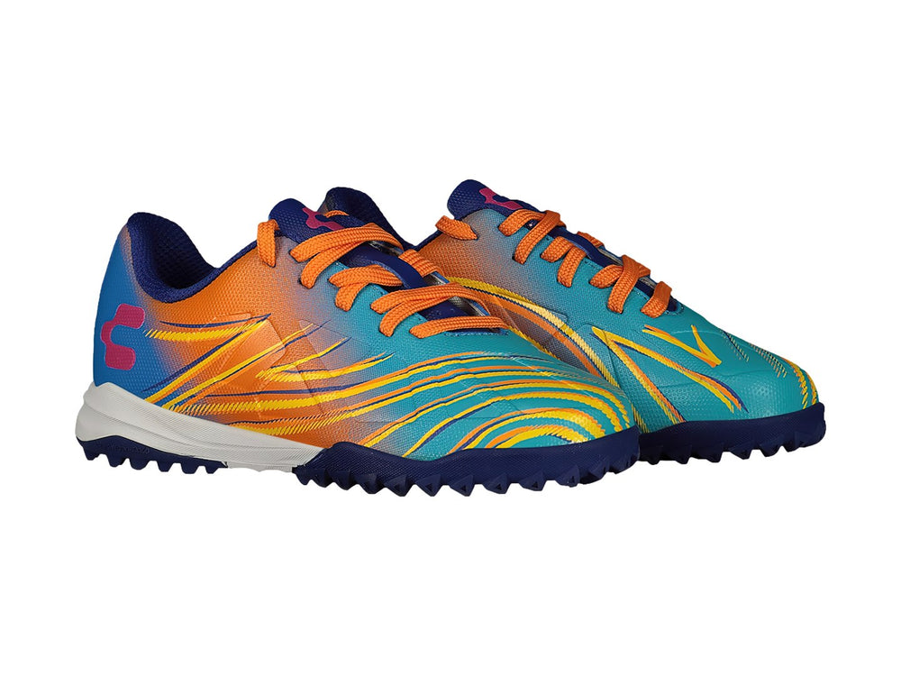 Zapato de fútbol Charly multicolor en tonos azul, naranja y amarillo con suela para pasto sintético.