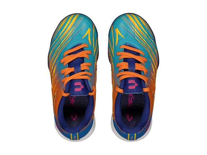 Zapato de fútbol Charly multicolor en tonos azul, naranja y amarillo con suela para pasto sintético.
