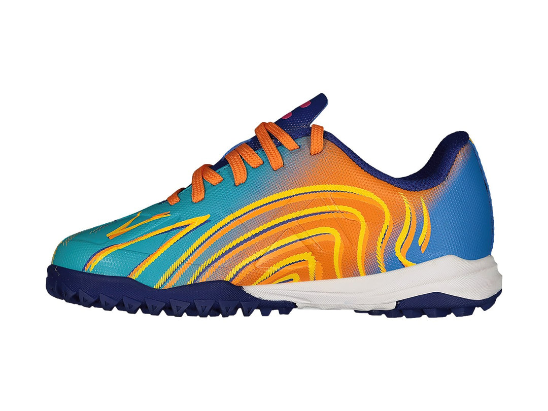 Zapato de fútbol Charly multicolor en tonos azul, naranja y amarillo con suela para pasto sintético.