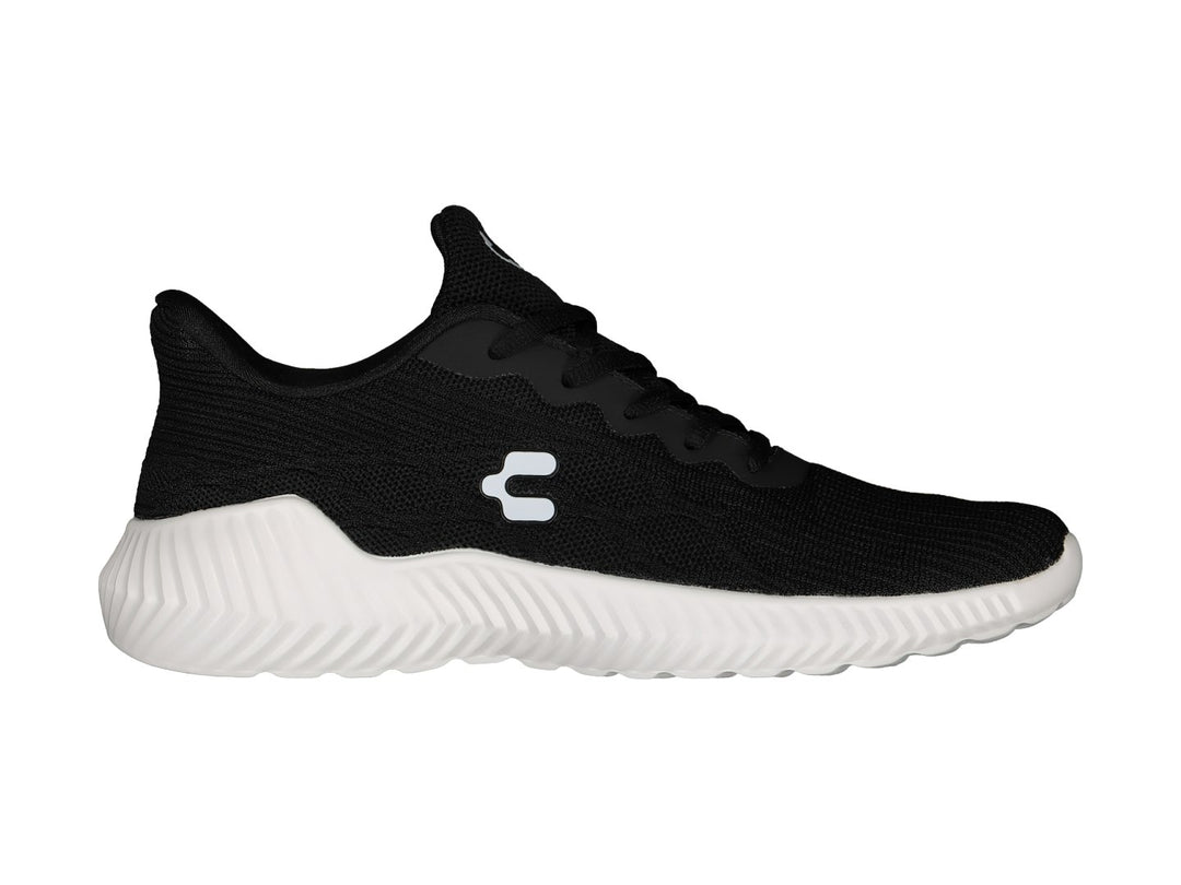 Tenis deportivos Charly de color negro con suela blanca y logo blanco lateral.