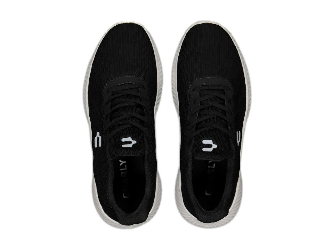 Tenis deportivos Charly de color negro con suela blanca y logo blanco lateral.