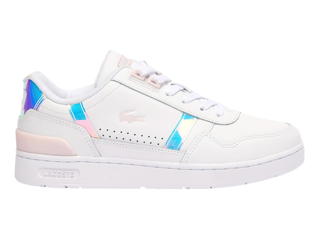 Tenis Lacoste blancos con detalles en rosa y azul iridiscente, diseño deportivo de corte bajo.