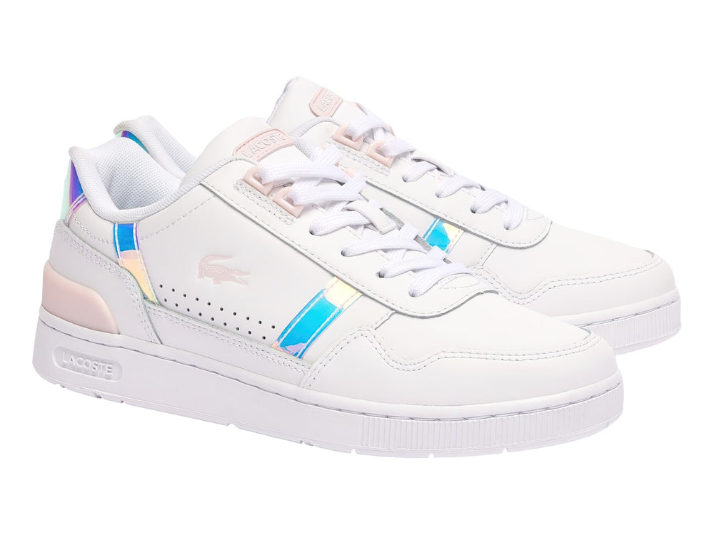 Tenis Lacoste blancos con detalles en rosa y azul iridiscente, diseño deportivo de corte bajo.