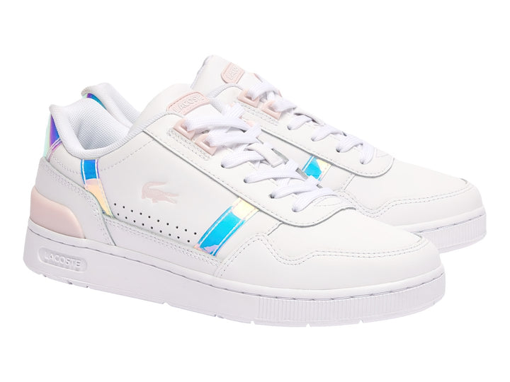 Tenis Lacoste blancos con detalles en rosa y azul iridiscente, diseño deportivo de corte bajo.