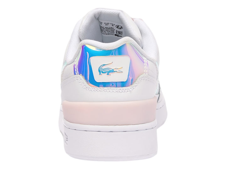 Tenis Lacoste blancos con detalles en rosa y azul iridiscente, diseño deportivo de corte bajo.
