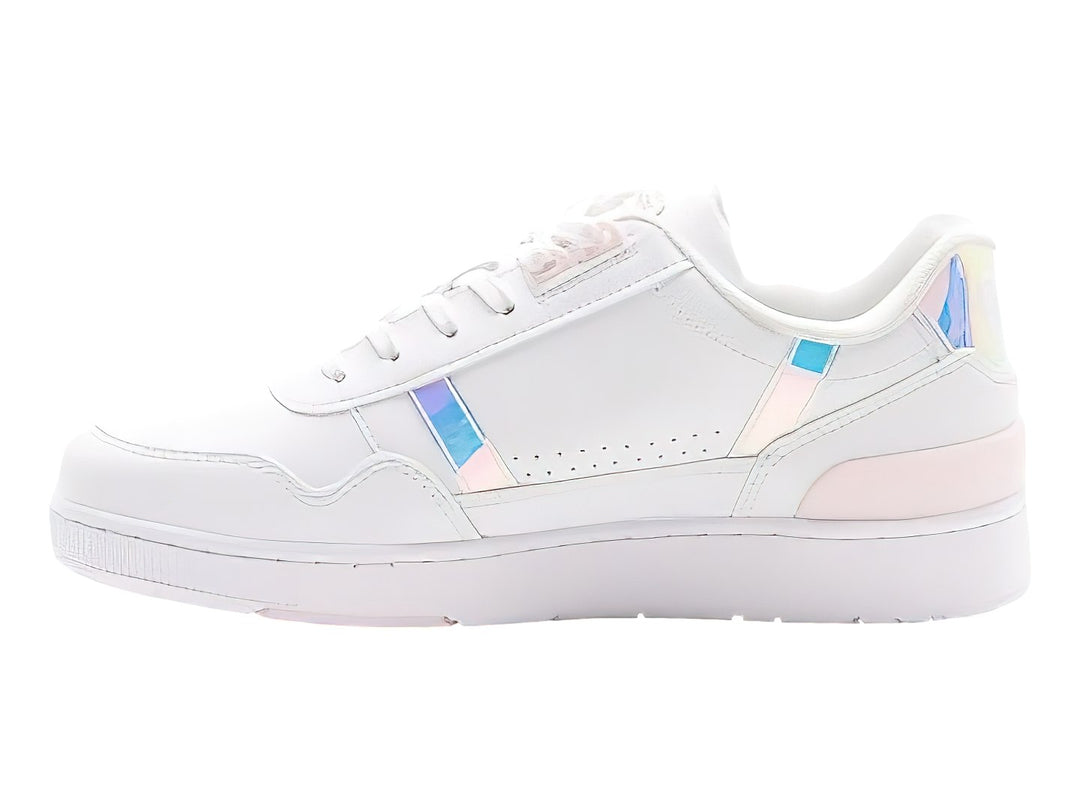 Tenis Lacoste blancos con detalles en rosa y azul iridiscente, diseño deportivo de corte bajo.
