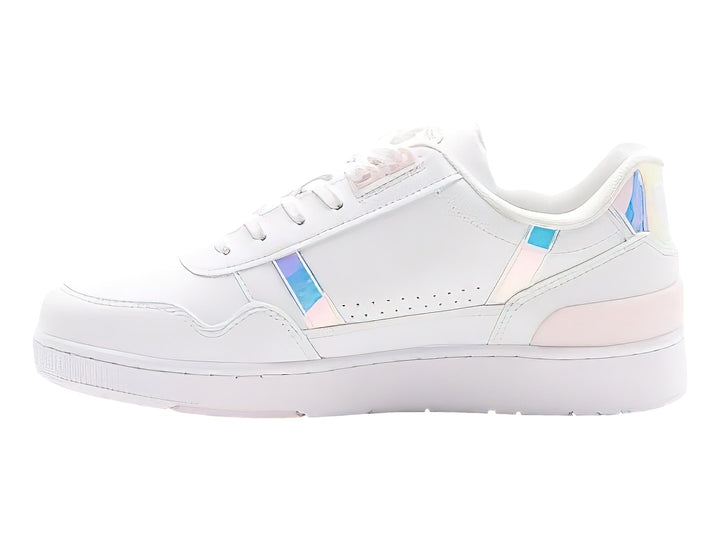 Tenis Lacoste blancos con detalles en rosa y azul iridiscente, diseño deportivo de corte bajo.