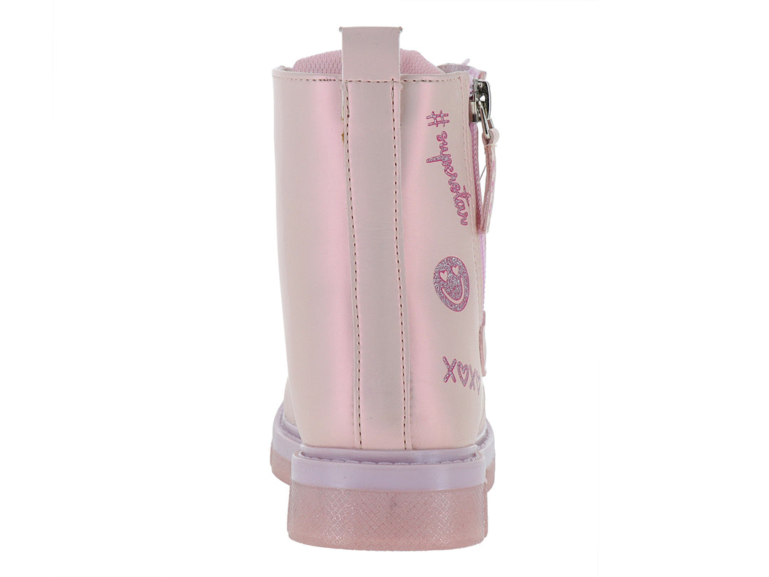 Bota rosa para niña con decoraciones de corazones, suela de glitter y cierre lateral.