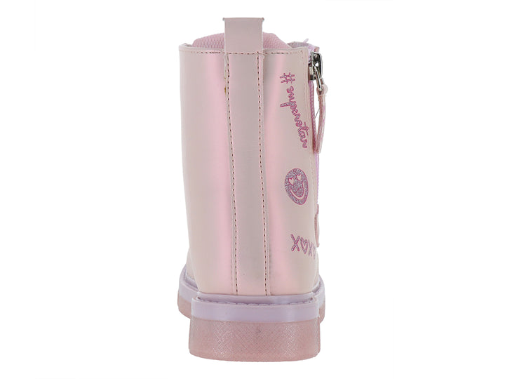 Bota rosa para niña con decoraciones de corazones, suela de glitter y cierre lateral.