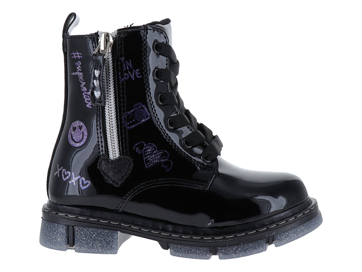 Bota negra de charol con decoraciones en glitter morado, agujetas y cierre lateral.