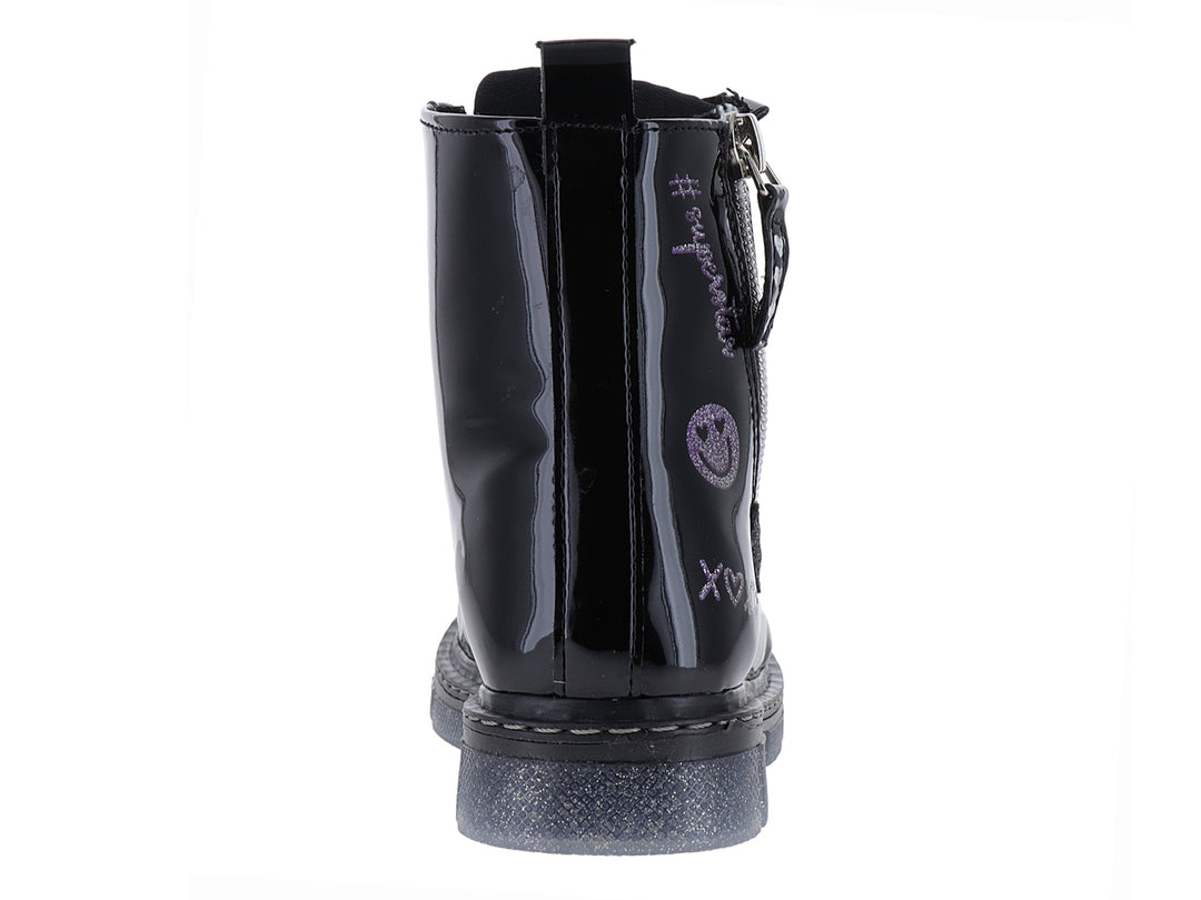 Bota negra de charol con decoraciones en glitter morado, agujetas y cierre lateral.