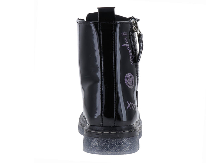 Bota negra de charol con decoraciones en glitter morado, agujetas y cierre lateral.