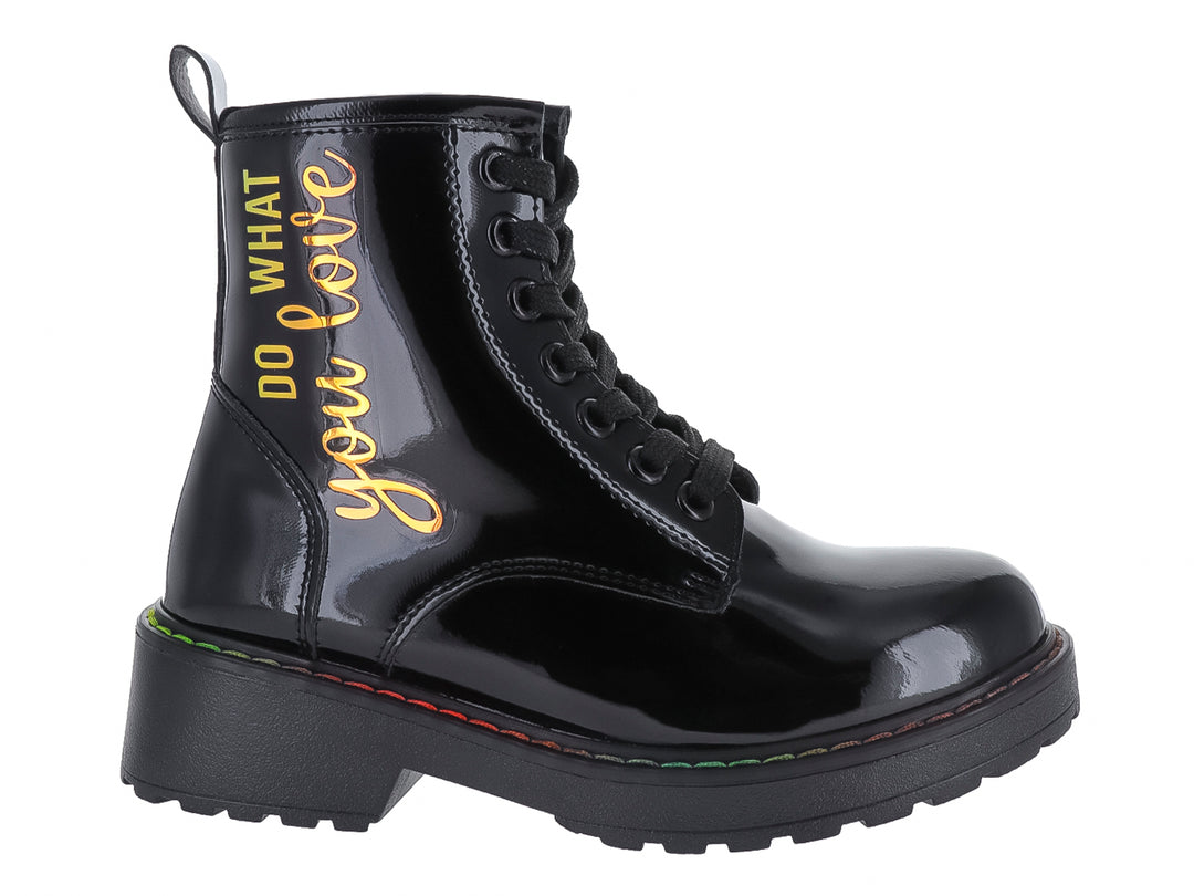 Bota negra brillante para niño con agujetas y frase decorativa en amarillo en el costado.