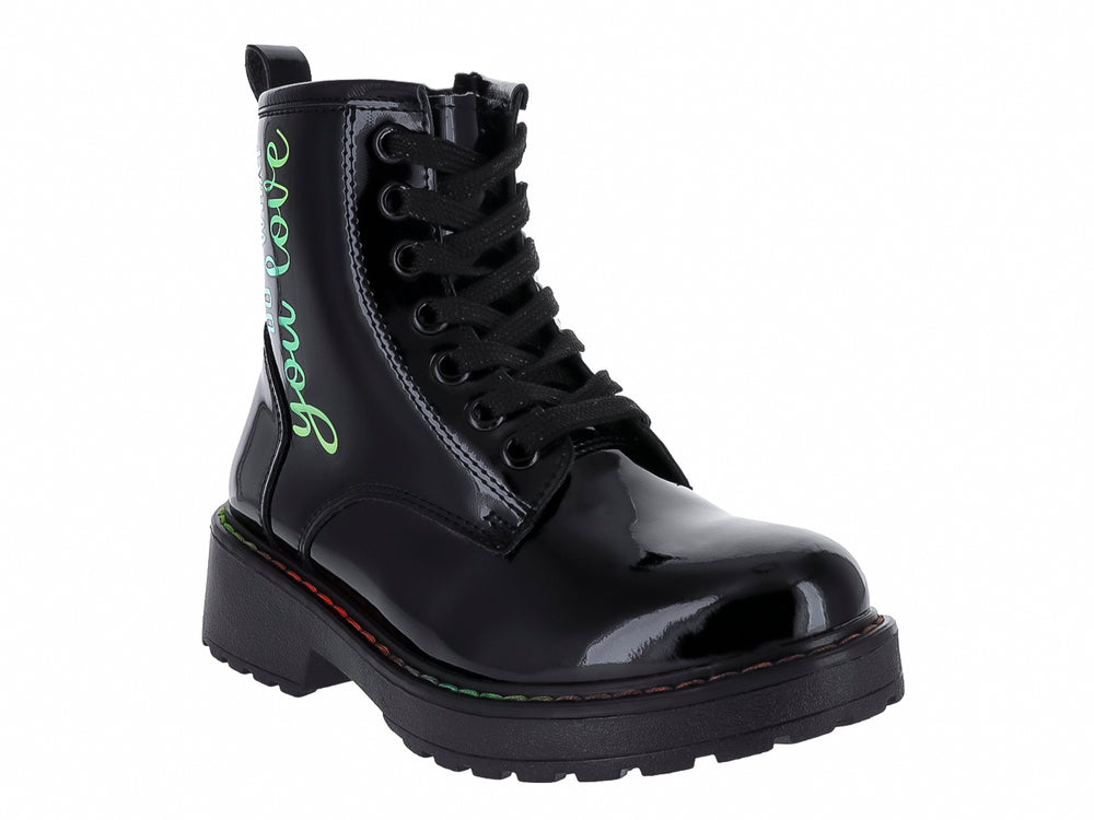 Bota negra brillante para niño con agujetas y frase decorativa en amarillo en el costado.