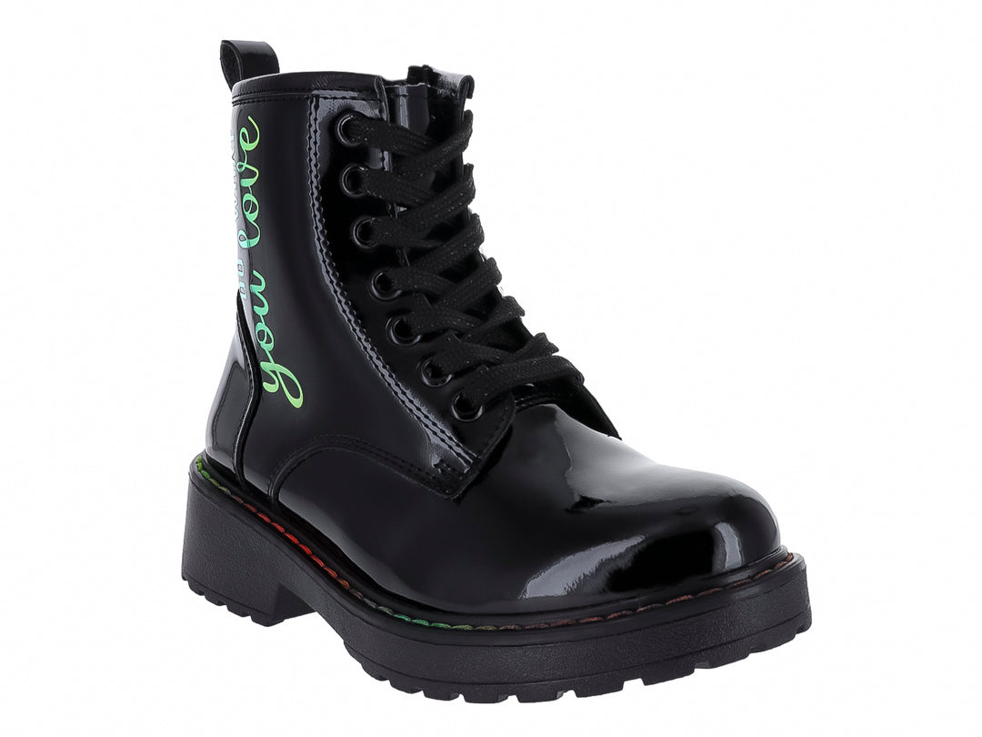 Bota negra brillante para niño con agujetas y frase decorativa en amarillo en el costado.