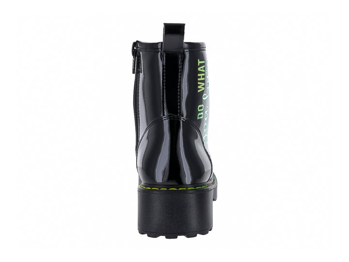 Bota negra brillante para niño con agujetas y frase decorativa en amarillo en el costado.
