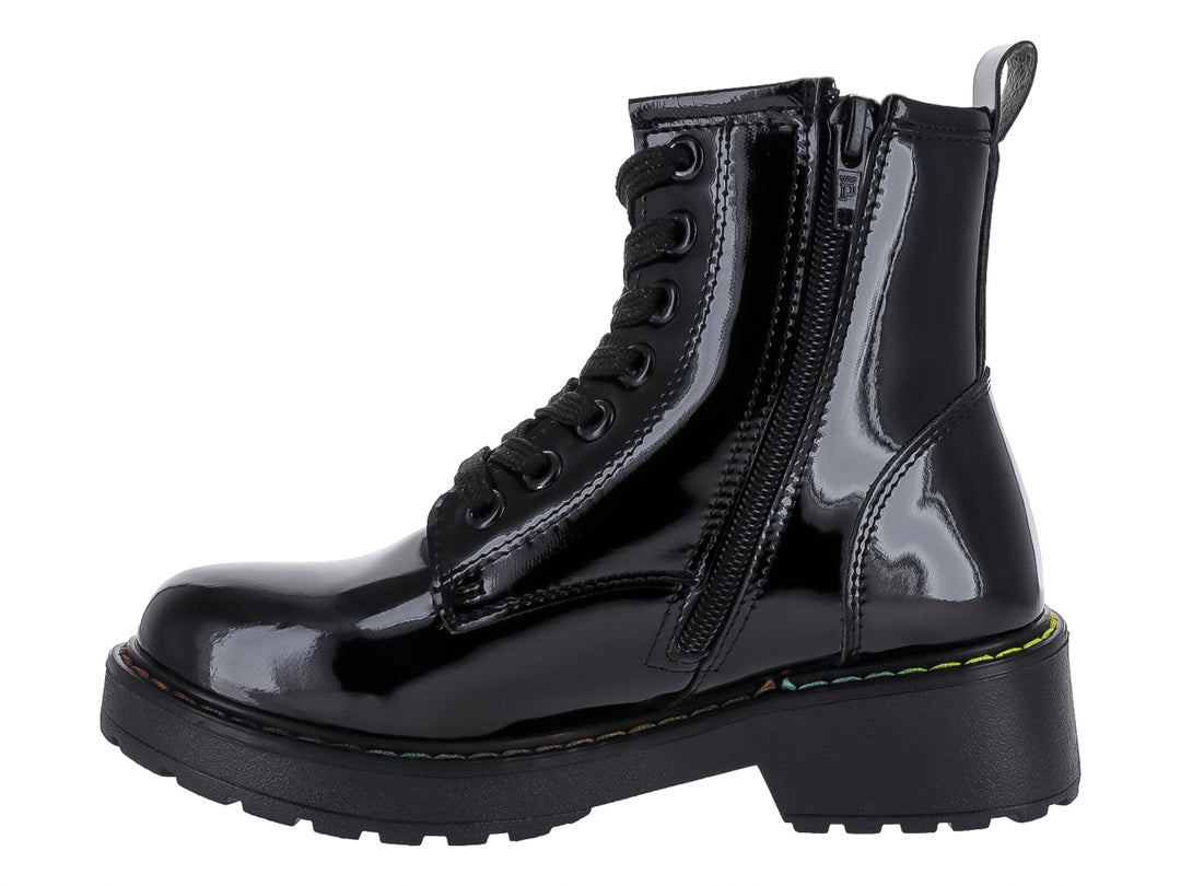 Bota negra brillante para niño con agujetas y frase decorativa en amarillo en el costado.
