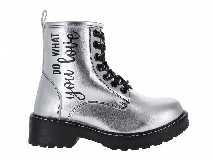 Bota plateada brillante para Niña con suela negra y frase decorativa en el costado.