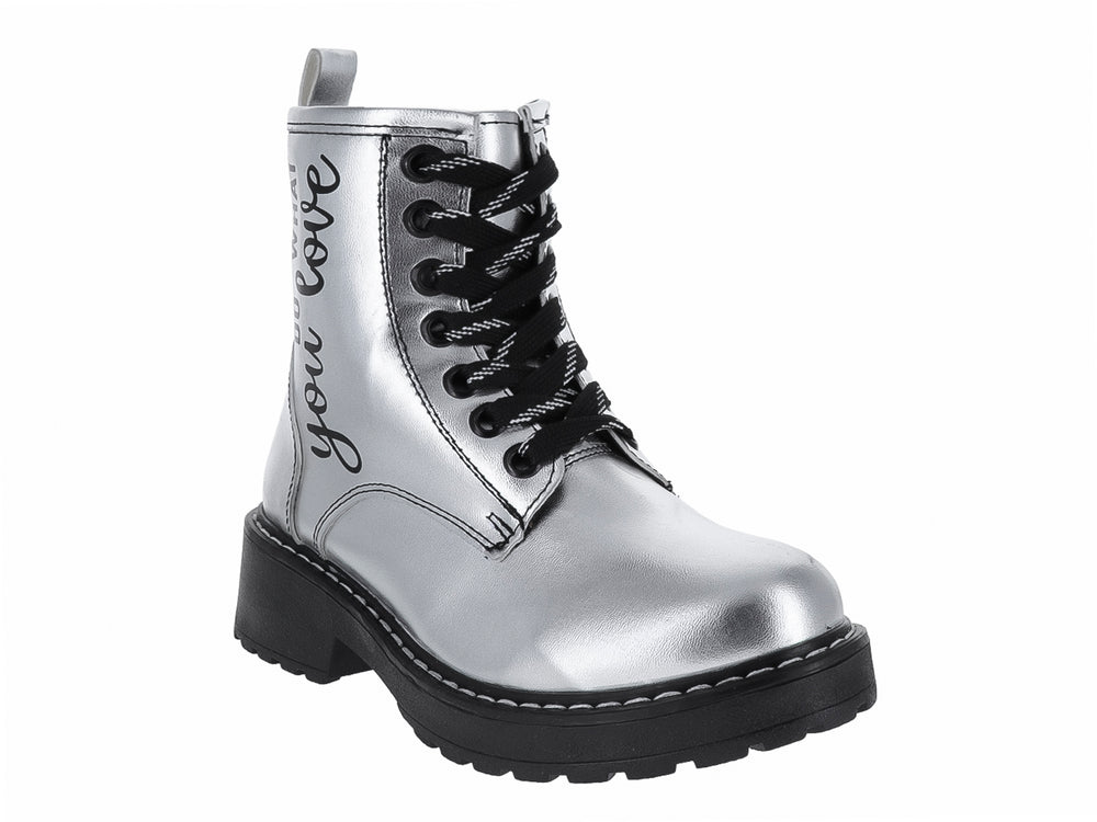 Bota plateada brillante para Niña con suela negra y frase decorativa en el costado.